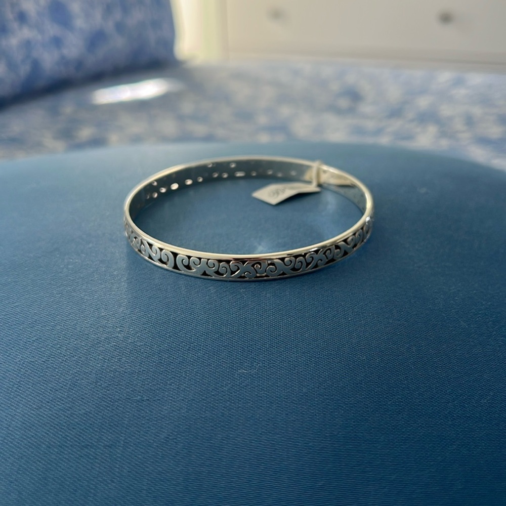 🌸Uluwatu Narrow Bangle NWT
STYLE J39290 with bag